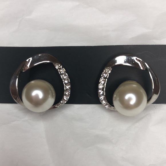 Jewelry - Classy Pearl Earrings in Silver Tone & Diamond Setting